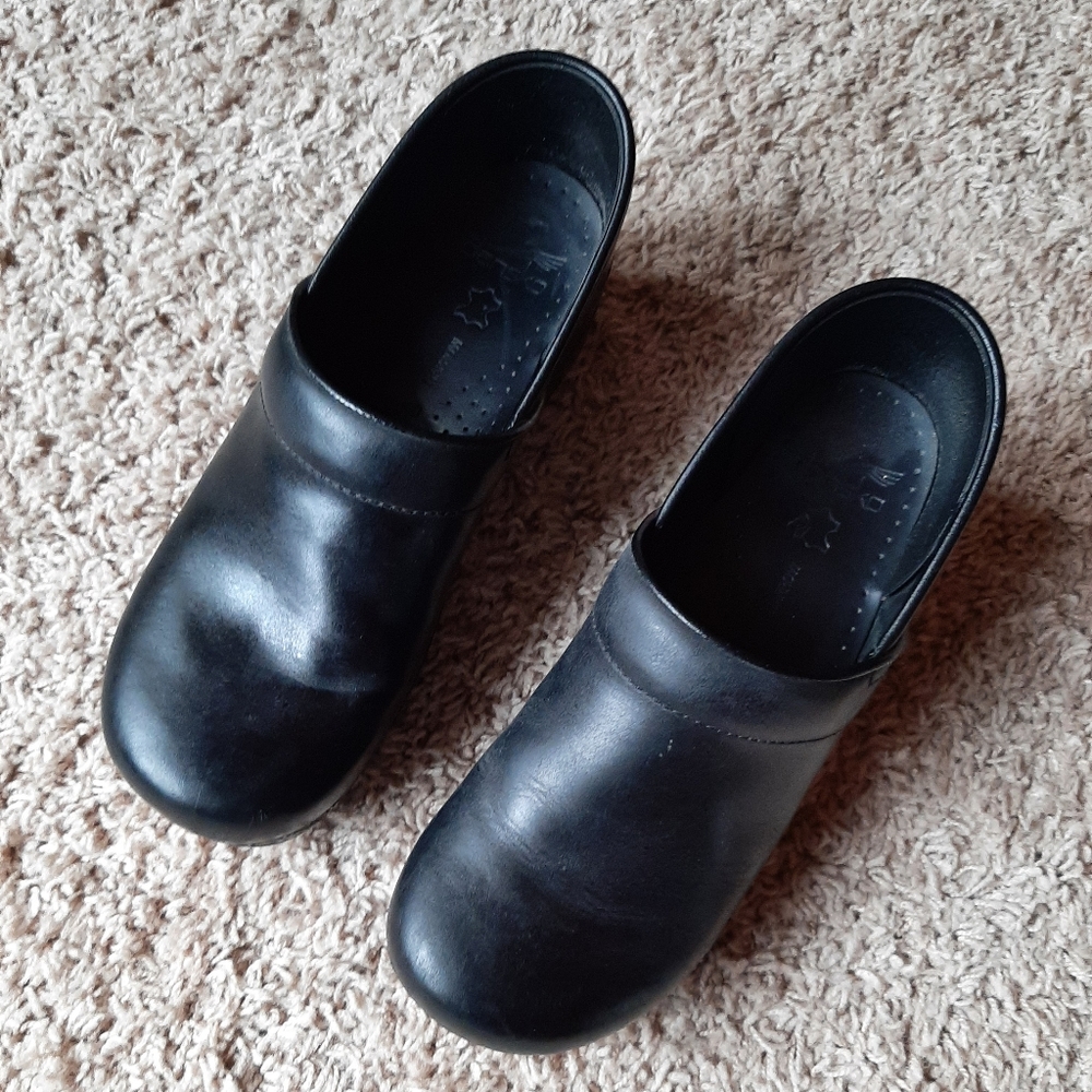 Dansko Clogs - Size 40 NARROW